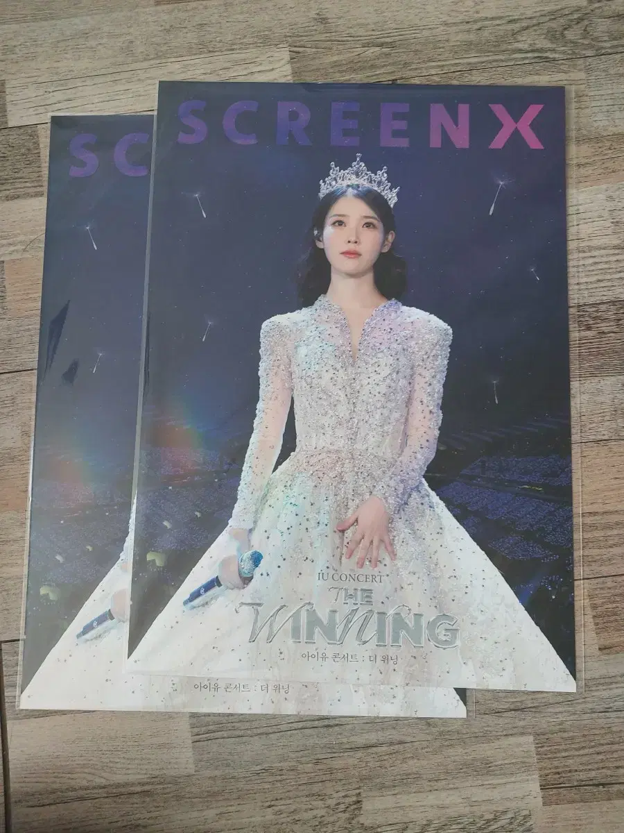 아이유 콘서트 더위닝 1주차 x스크린 포스터 미개봉 싸게 팝니다